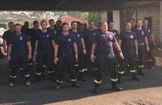 La 'haka' de los bomberos de Nueva Zelanda tras ayudar en la extinción de incendios en Australia