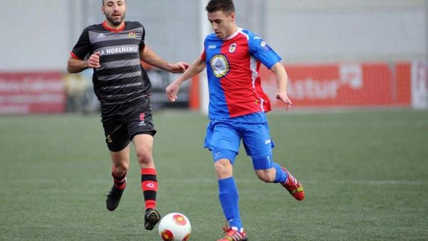 Cristian conduce el balón perseguido del jugador del Condal Aitor Hervás.