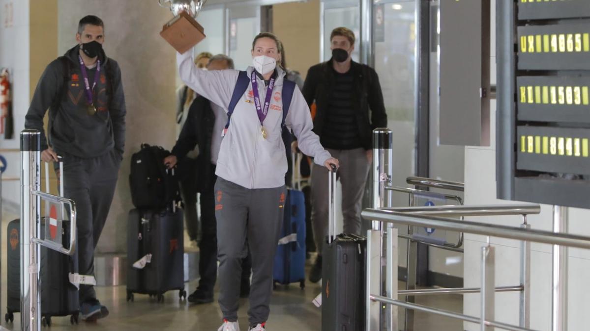 El Valencia Basket femenino llega a València tras ganar la Eurocup.