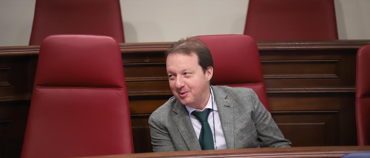 El neumólogo Miguel Ángel Ponce, diputado del PP, en el Parlamento de Canarias.