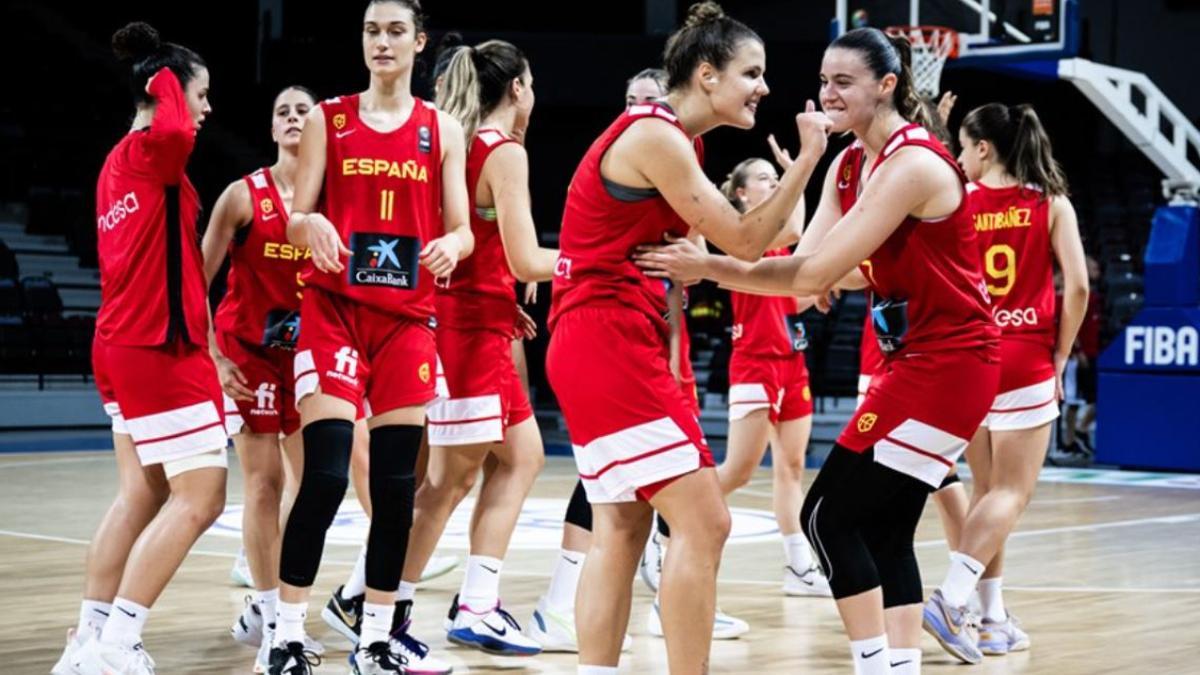 Claudia Contell y Txell Alarcón festajan en primer plano el pase a la semifinal del Eurobasket U20F