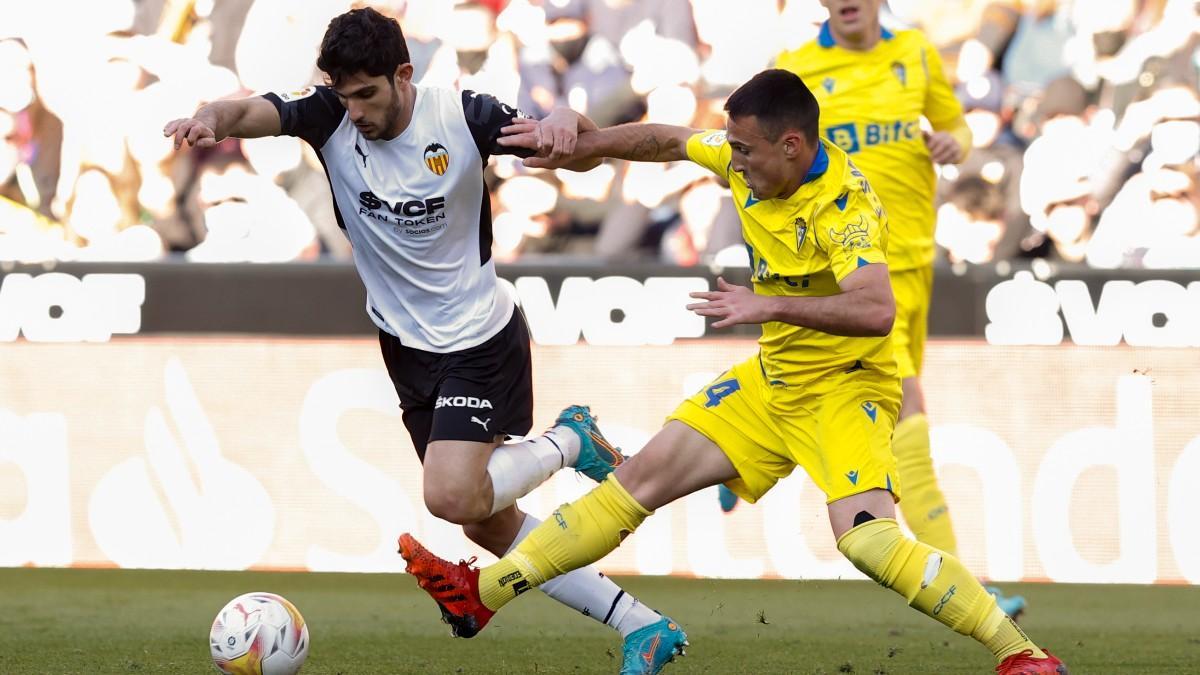 Guedes disputa un balón con Fede