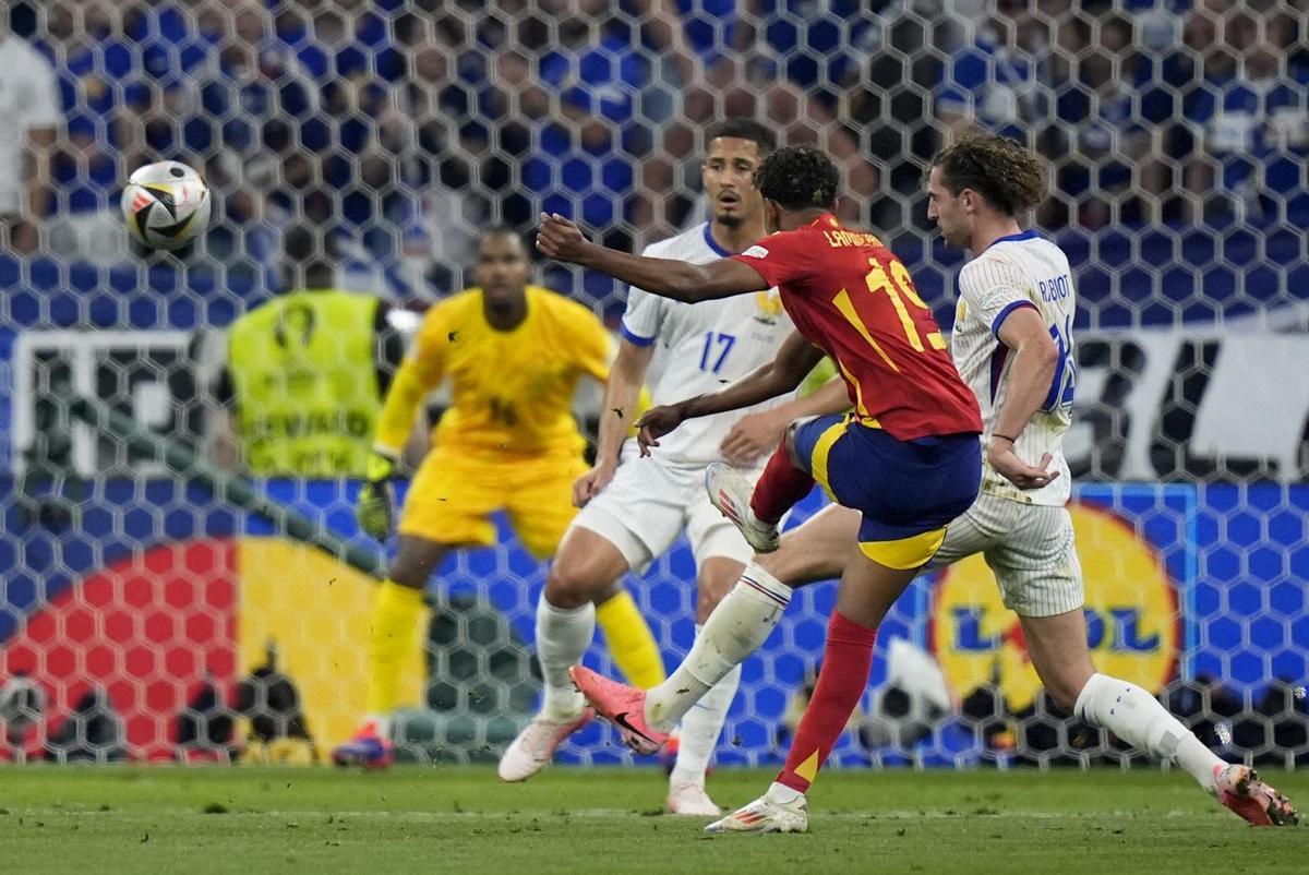 Lamine Yamal dispara en la jugada del primer gol español ante Francia en la semifinal.