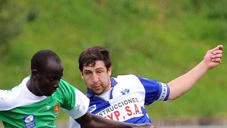 El jugador del Llanes Masse, a la izquierda, lucha por un balón con Mini.