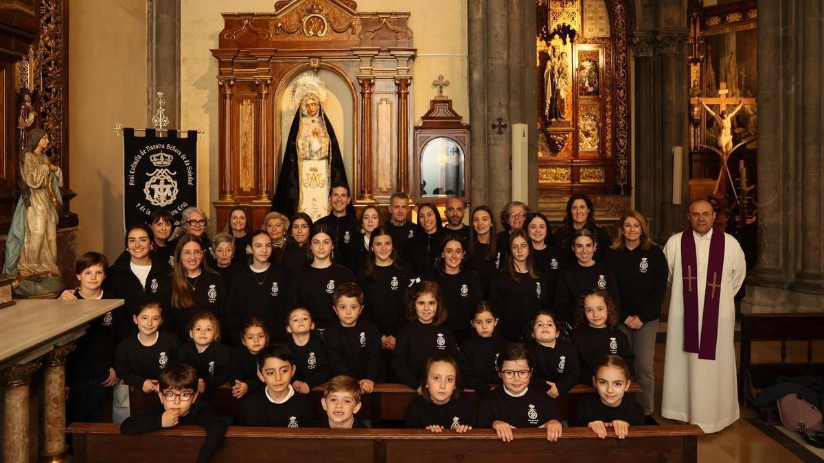 La cofradía de la Virgen de la Soledad trae a la Semana Santa avilesina la esencia andaluza y luce con orgullo una nutrida presencia femenina