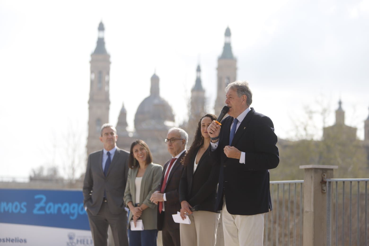 En imágenes | La bandera olímpica ya preside desde las alturas en las instalaciones del CN Helios