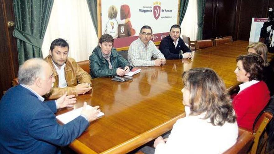 La reunión celebrada ayer en el Concello con comerciantes, hosteleros y autónomos.