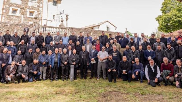 Foto de familia de los 150 clérigos que se reunieron ayer en Santa Baia de Losón.   | // BERNABÉ