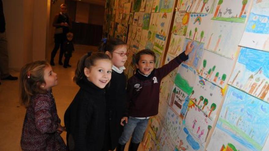 Escolares observan los dibujos de otros niños en una anterior edición de la Semana de la Ciencia