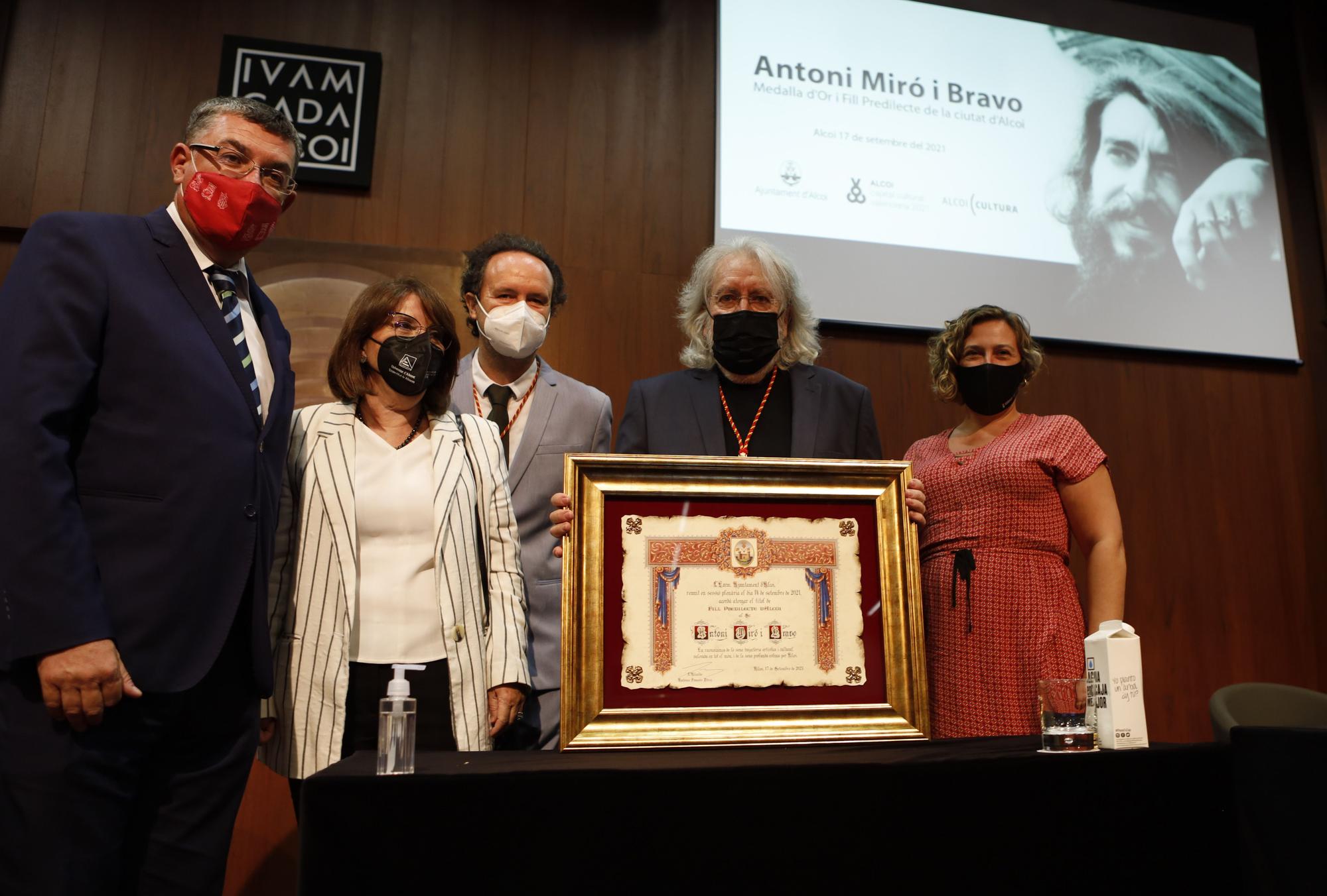 Antoni Miró recibe la Medalla de Oro y el título de Hijo Predilecto de Alcoy