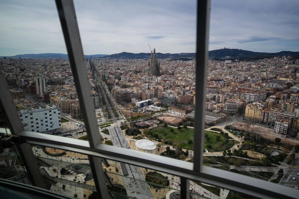 Barcelona. 20/02/2026 Cultura. Torre Glorias. Culminación de la torre de Jesús de la Sagrada Familia desde lo mas alto del hospital de San Pau. Foto: Zowy Voeten / El Periódico.