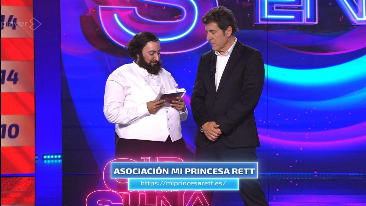 Ana Guerra caracterizada de Pavarotti, junto a Manel Fuentes.