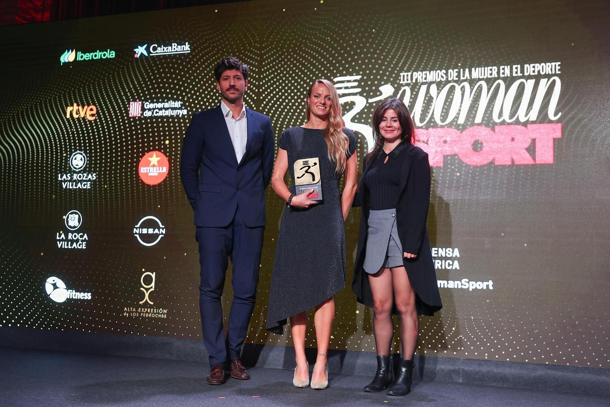 Premios Woman SPORT 2023: Jennifer Pareja recibe el Premio Directiva de Susana Moll, consejera Prensa Ibérica, y Sergi Pérez Soriano, responsable patrocinios deportivos de Estrella Dammo