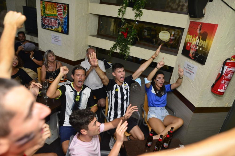 Ambiente: Los aficionados del FC Cartagena se reúnen para ver el partido