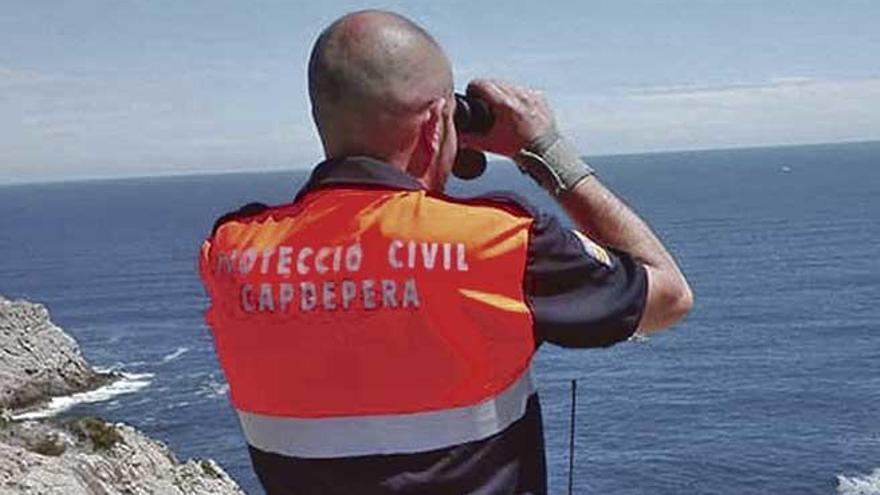 Un voluntario de Protección Civil, durante el rastreo.