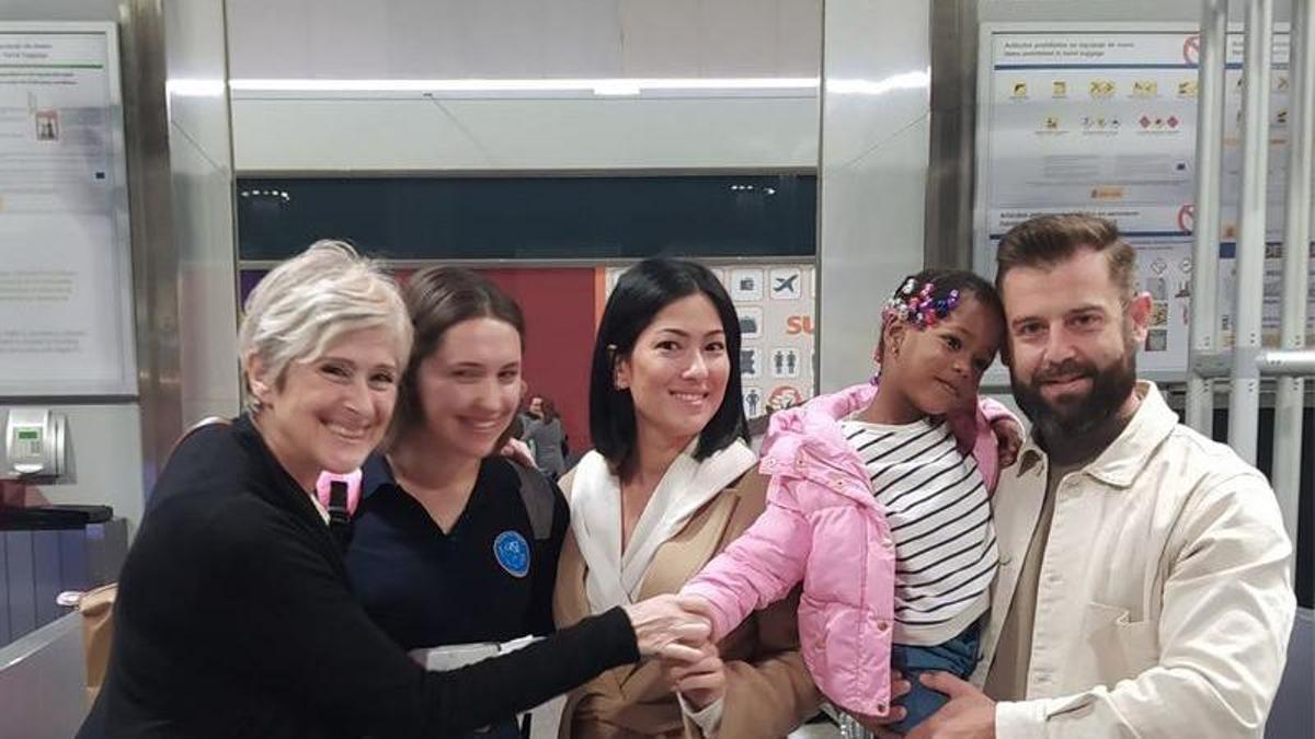 La pequeña, en la puerta de embarque del aeropuerto de Málaga, justo antes de regresar a Guinea.