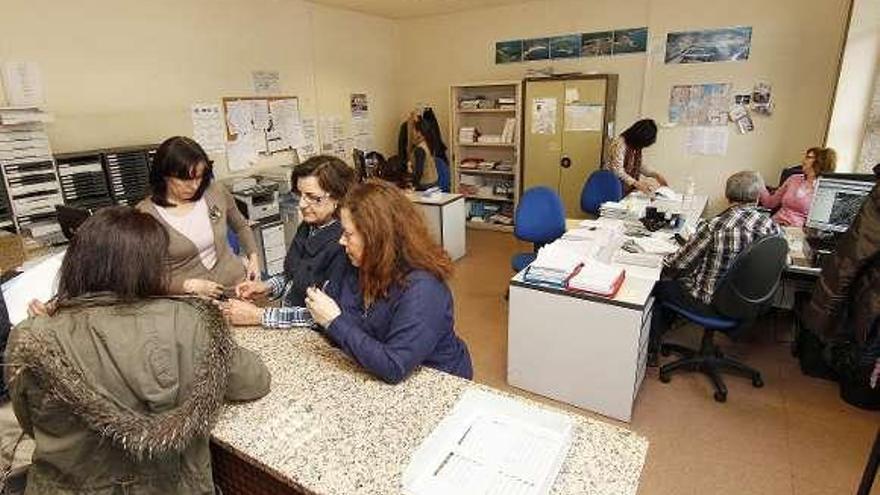 Una veintena de funcionarios trabajan en la oficina.