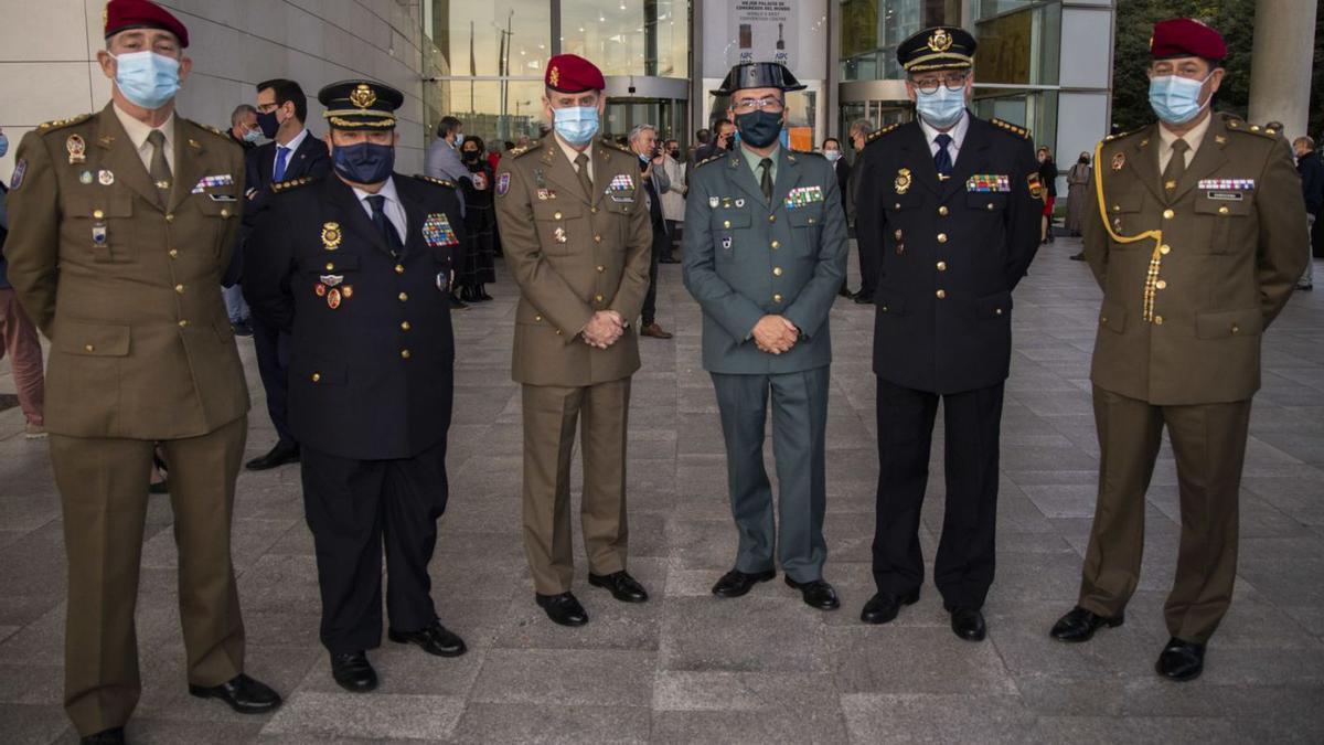 El coronel Fernández de Luz, en el centro, junto a mandos del Ejército y la Policía Nacional. | LEVANTE-EMV