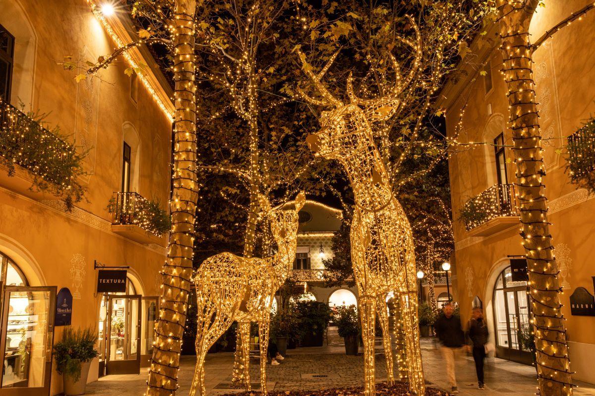 La decoración navideña convierte La Roca Village en un verdadero escenario de cuento de Navidad