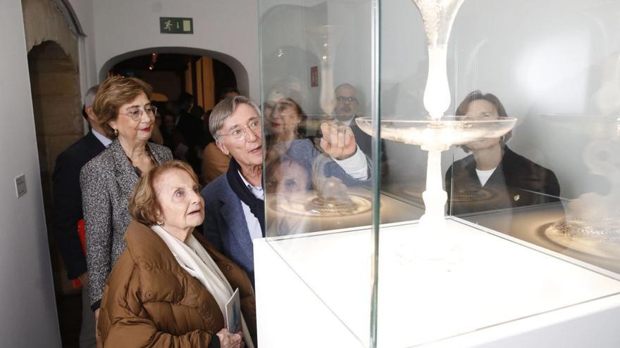 Francisco Crabiffosse explica una pieza a la alcaldesa Carmen Moriyón –a la derecha– y a la exalcaldesa Paz Fernández Felgueroso; detrás, Lucía Peláez, directora de los museos de Bellas Artes de Gijón.