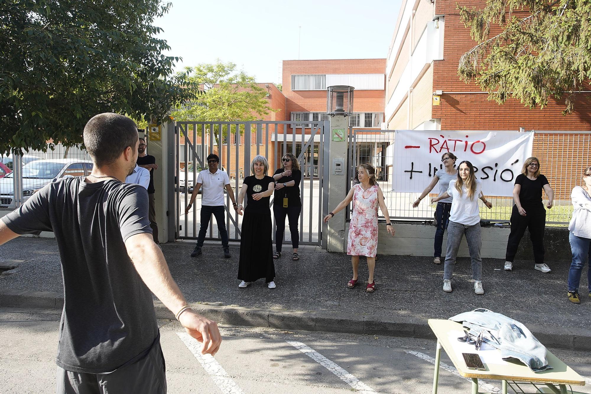 Professors del Sobrequés de Girona tallen el carrer i hi munten una aula