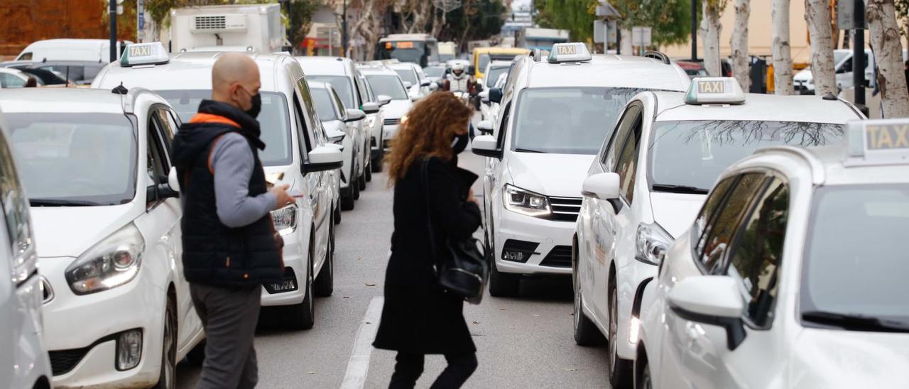 Caravana de protestas de los taxis de Vila en diciembre en contra de la obligación de parar un día a la semana en verano. | J. A. RIERA