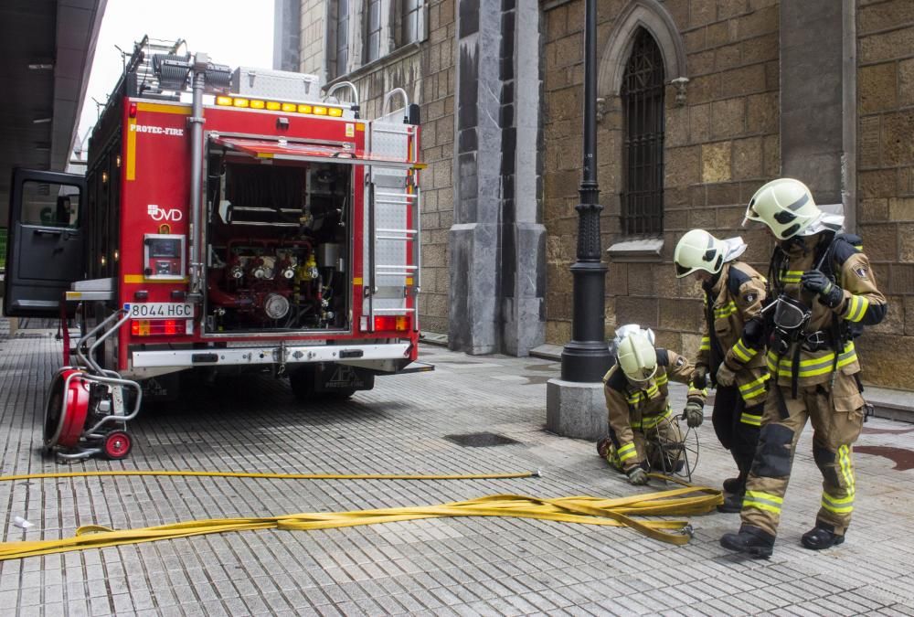 Una mujer fallece al incendiarse su piso en el edificio de Salesas, en Oviedo