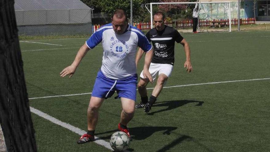 Una acción del duelo entre Bar Equis/Tapería Faro y Electricidad Bermúdez. //Santos Álvarez