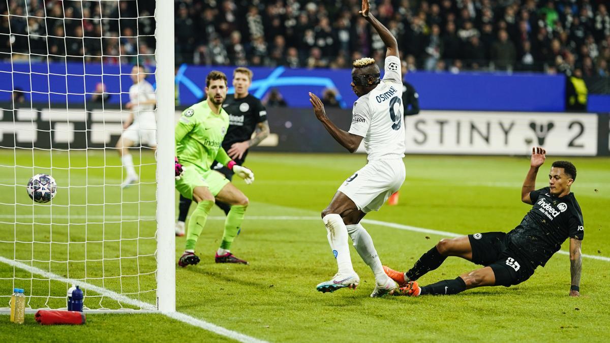 Victor Osimhen anota el 0-1 en el Eintracht Frankfurt-Nápoles de octavos de final de la Liga de Campeones 2022-2023.