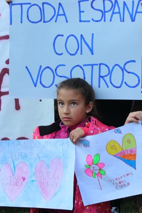 Vecinos de Totalán se concentran junto a la zona cercana al pozo donde cayó Julen para mostrar su apoyo a la familia del pequeño