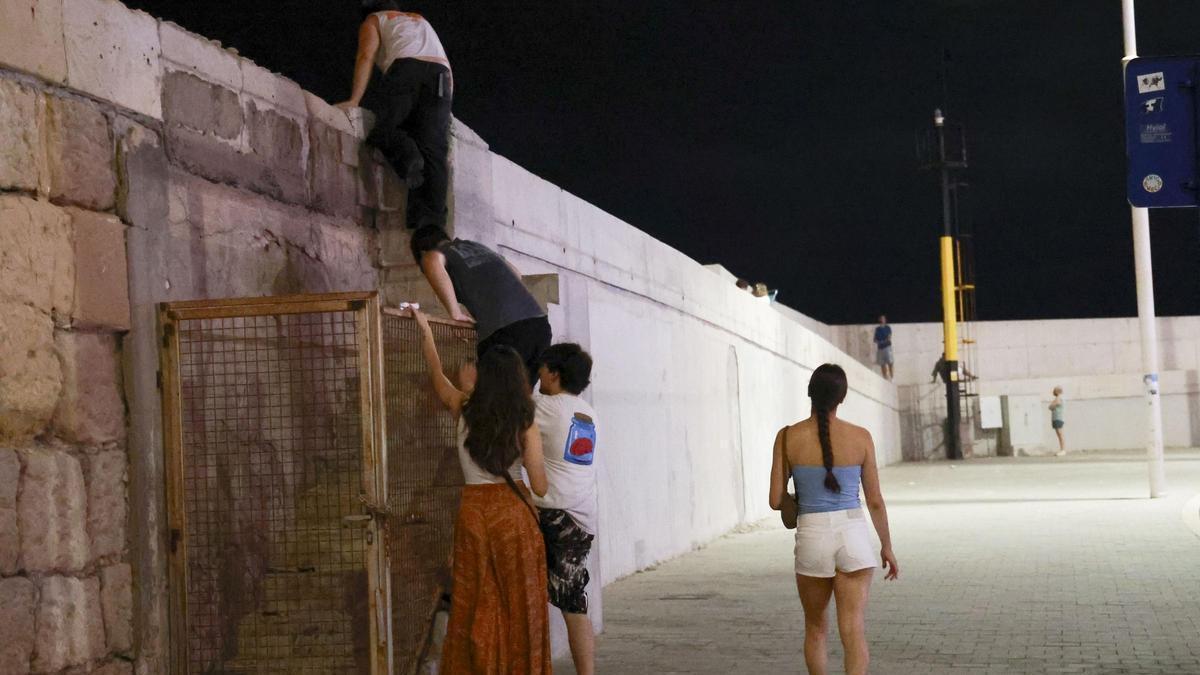 El cierre del Postiguet desata el caos para ver los fuegos en Alicante
