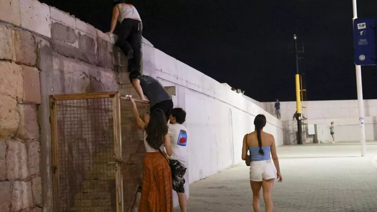 Caos para ver los fuegos artificiales: trepar muros, sortear vallas y colarse en zonas restringidas
