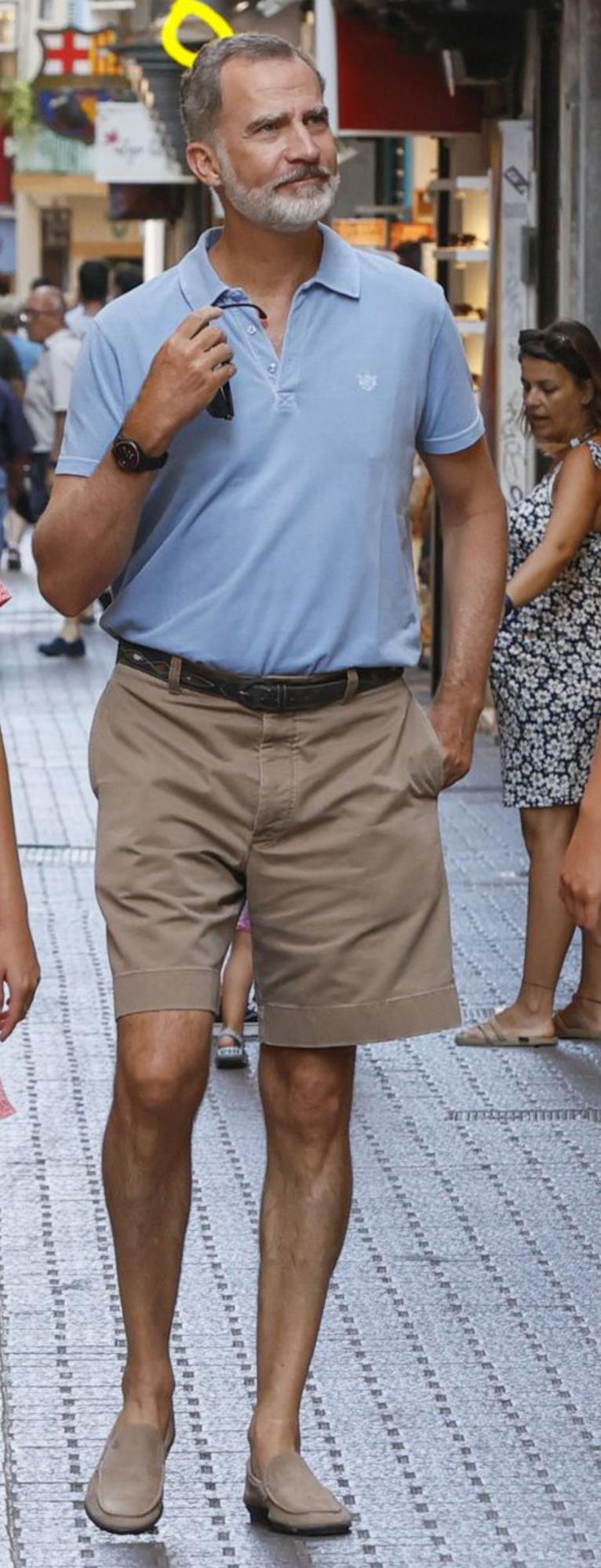 Felipe VI (54 años), con bermudas, también este verano.