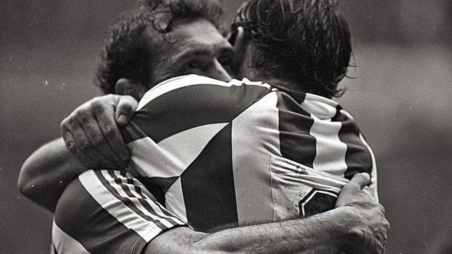 Un abrazo tras un gol del Sporting en 1986 |  JOAQUÍN BILBAO