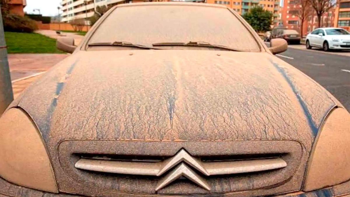 Un coche tras una lluvia de barro.