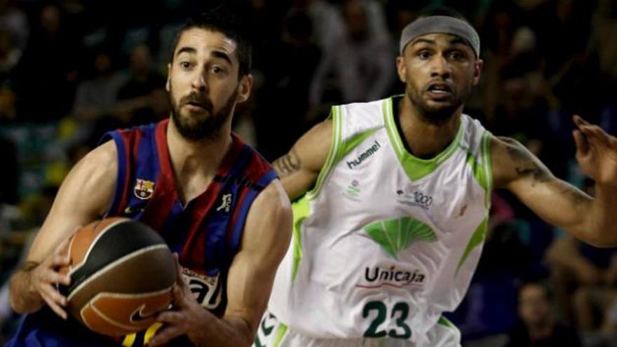 El base del Regal FC Barcelona, Juan Carlos Navarro (i), controla el balón ante Gerald Fitch, de Unicaja, durante el último partido de Liga ACB que los dos equipos juegan esta tarde en el Palau Blaugrana, en Barcelona.