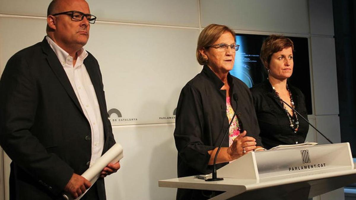 La presidenta del Parlament, Núria de Gispert, junto a los vicepresidentes de la Cámara catalana Anna Simó y Lluís Corominas, este martes.