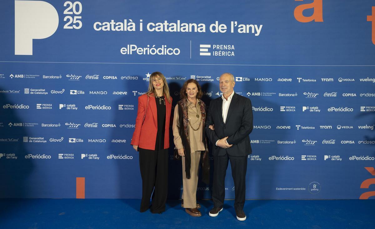 Barcelona. 24.11.2025. Sociedad. Gala del Català de l’any 2025.  De izda. a dcha., Ester Azuar, directora comercial de El Periódico, Cristóbal Poza, docente en  Formació Profesional y Núria Prat, CEO de Prat Formació Profesional. Fotografía de Jordi Cotrina