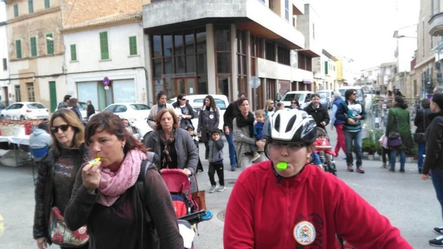 Un centenar de personas acudieron a la cita para marchar desde el solar del futuro colegio hasta el CEIP Joan Veny i Clar.