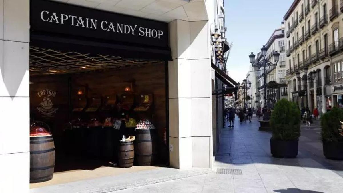 Una nueva tienda cierra sus puertas en la calle Alfonso de Zaragoza.