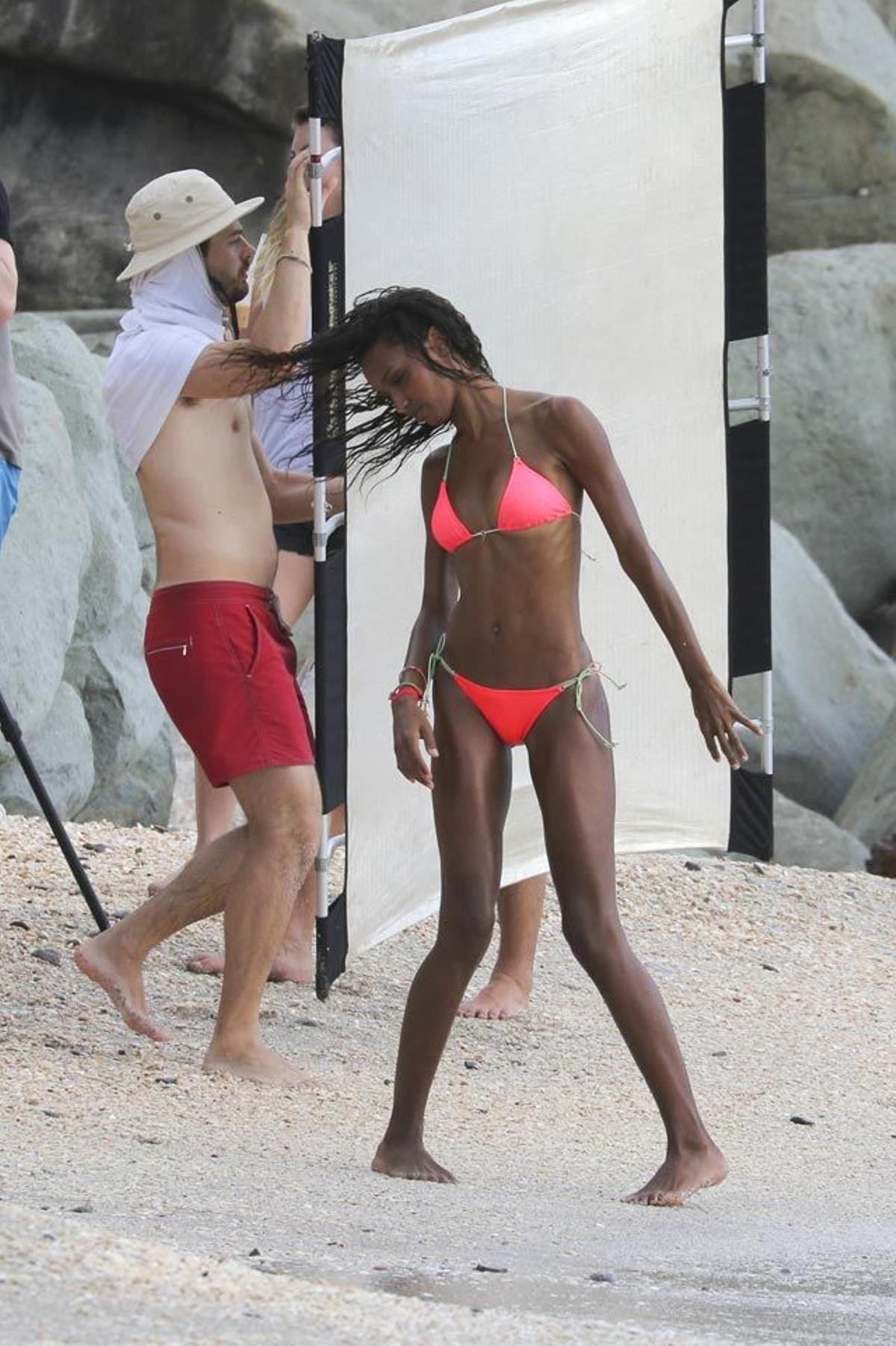 Jasmine Tookes haciendo movimientos con el pelo