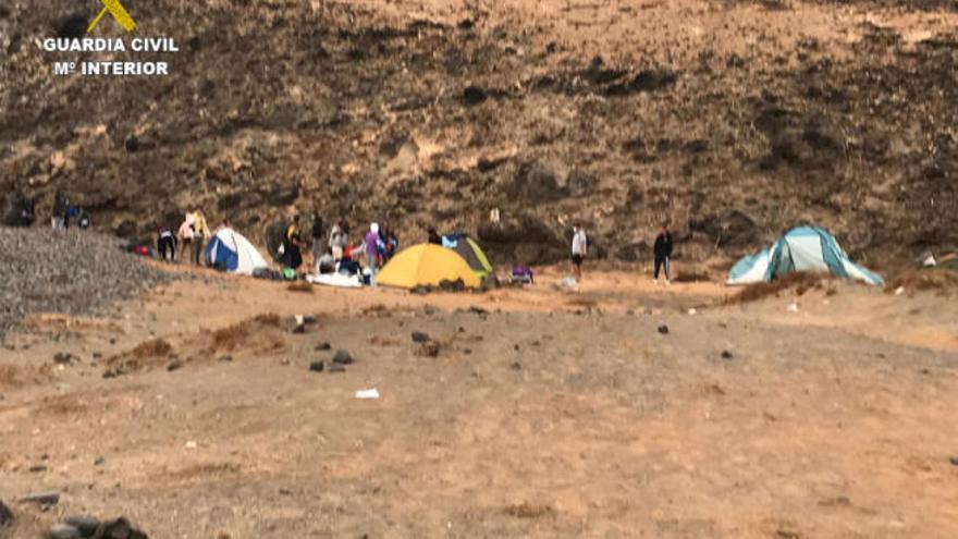 Una treintena de jóvenes acampa sin cumplir el decreto sanitario en Haría
