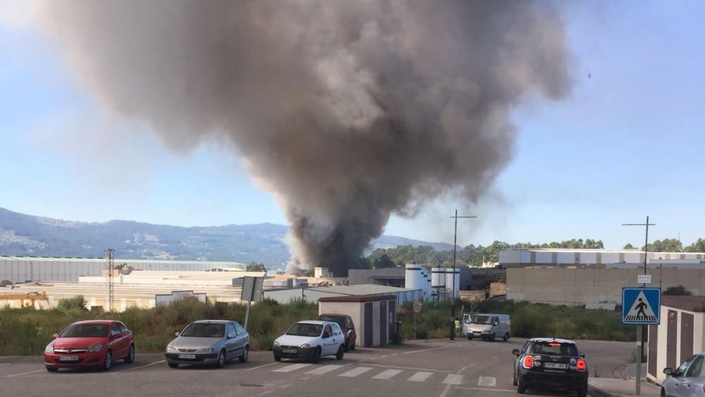 La columna de humo de la nave incendiada de O Porriño, desde la distancia