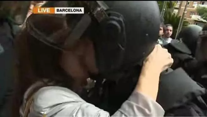 Un policia imputat per l'1-O denuncia el petó no consentit d'una manifestant el 2017