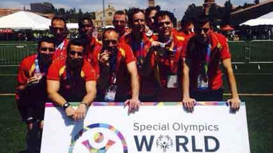 El equipo de fútbol de Eduardo Gimeno y Vidal Sánchez posa con el bronce conseguido.