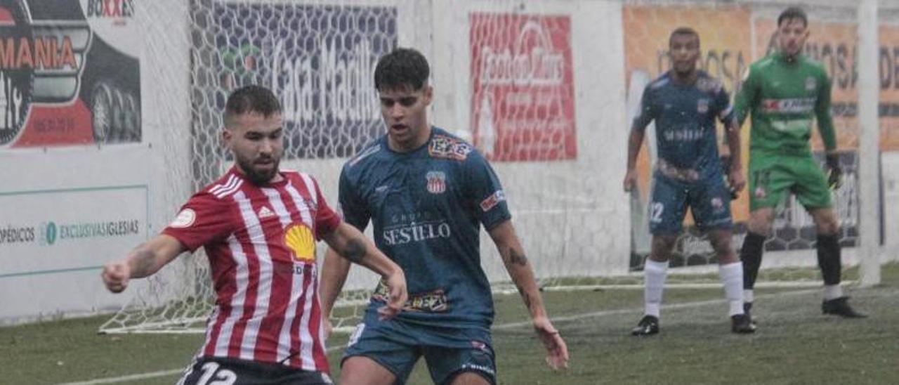 Óscar Martínez golpea el balón en el partido frente al Juvenil de Ponteareas. |  // SANTOS ÁLVAREZ