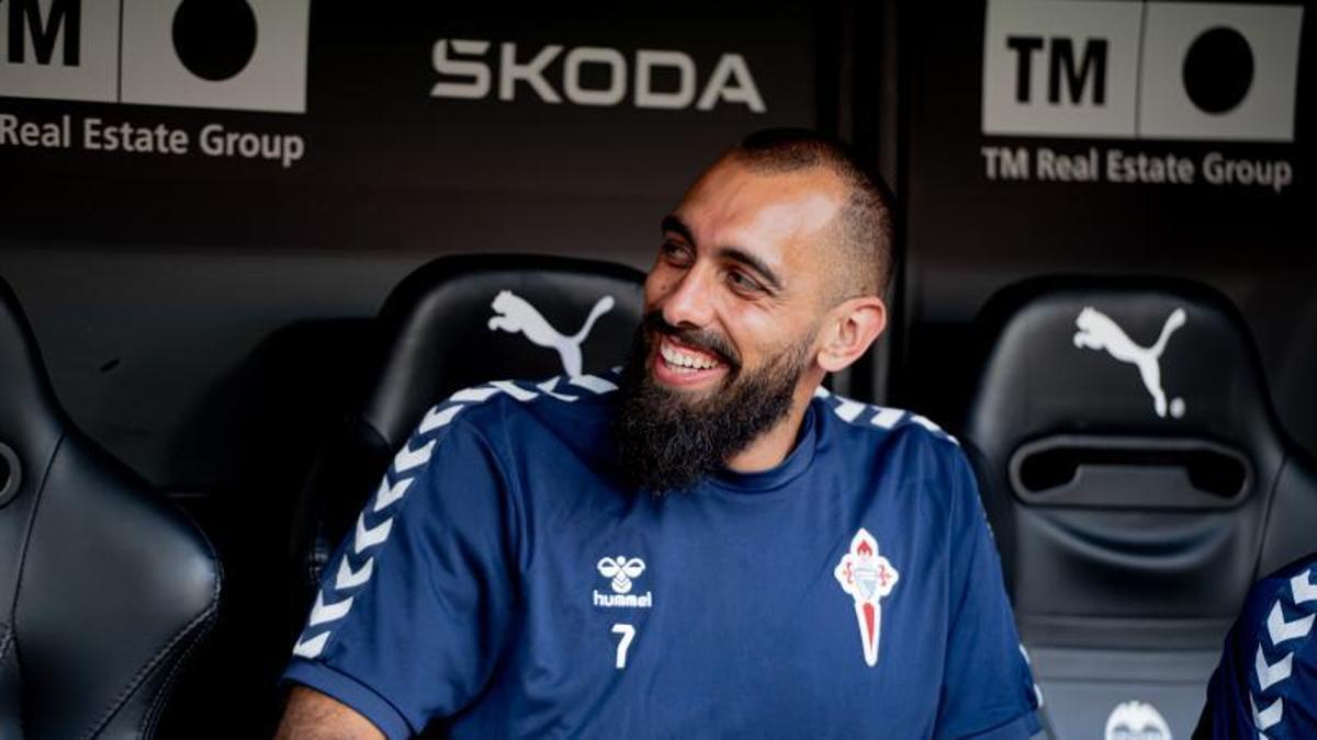 Borja Iglesias, durante el partido del Celta contra el Valencia en Mestalla.