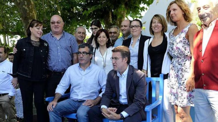 Feijóo, en el centro, con miembros del PP, ayer tras la reunión celebrada en Chantada.