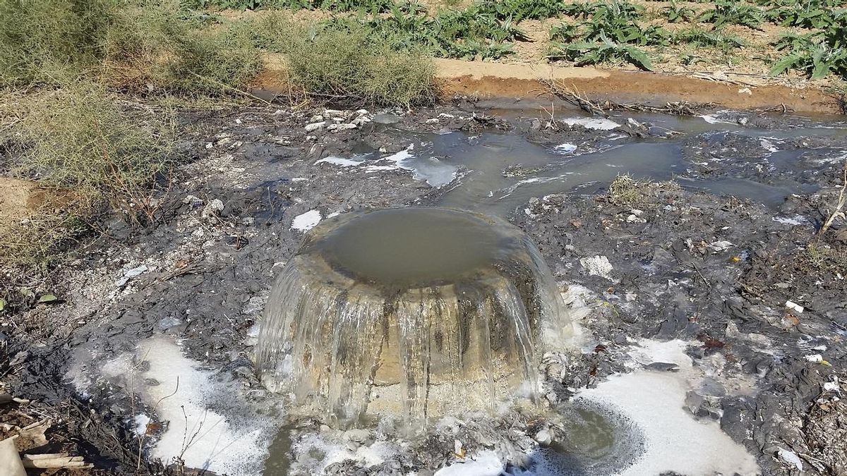 Colector de aguas residuales en Murcia desbordado por las toallitas