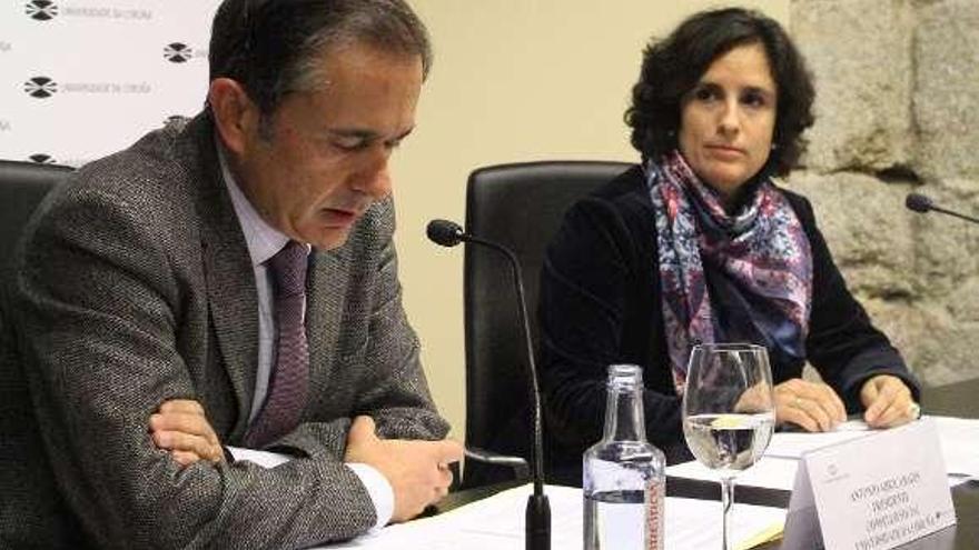 Antonio Abril y Marta Rey, ayer, en el Rectorado. / rubén ardao